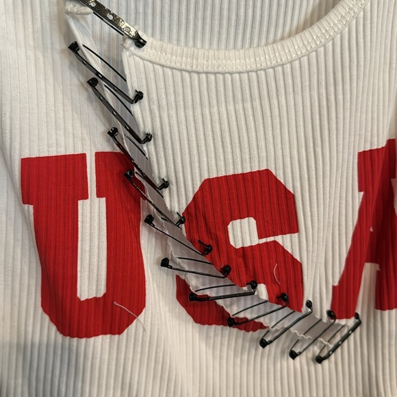 This is a cute top never worn to small - Picture 2 of 2